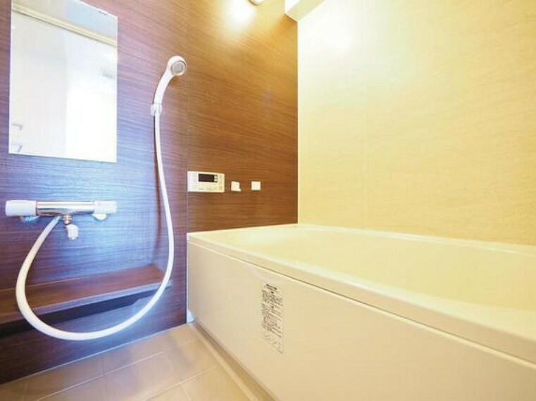 浴室 温かさを保つFRP浴槽やお風呂の床がヒヤッとしない等、機能的で清潔感溢れる浴室。快適・清潔な空間で心も体もオフになる時間を楽しむことが可能です。