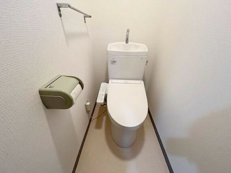 トイレ トイレはシャープでシンプルなデザイン。毎日使う場所だからこそ、使い勝手を考慮しました。