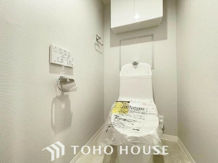 トイレ 「リフォーム済・トイレ」トイレは快適な温水洗浄便座付です。清潔感のあるホワイトで統一しました。いつも清潔な空間であって頂けるよう配慮された造りです。