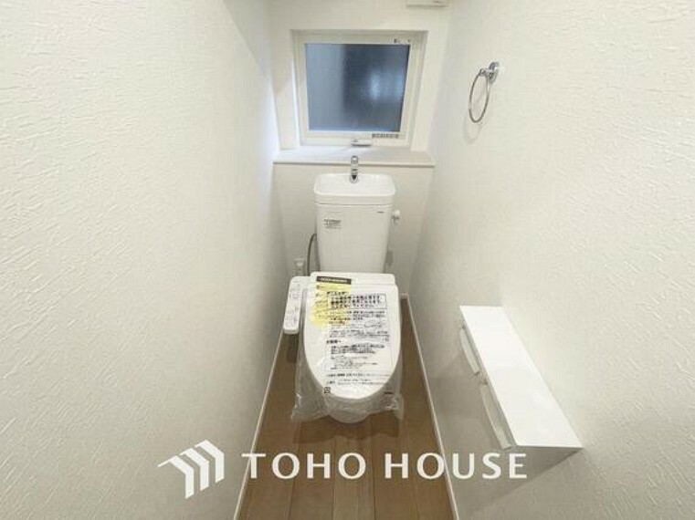 トイレ 「温水洗浄便座付きトイレ」トイレは快適な温水洗浄便座付です。清潔感のあるホワイトで統一しました。いつも清潔な空間であって頂けるよう配慮された造りです。