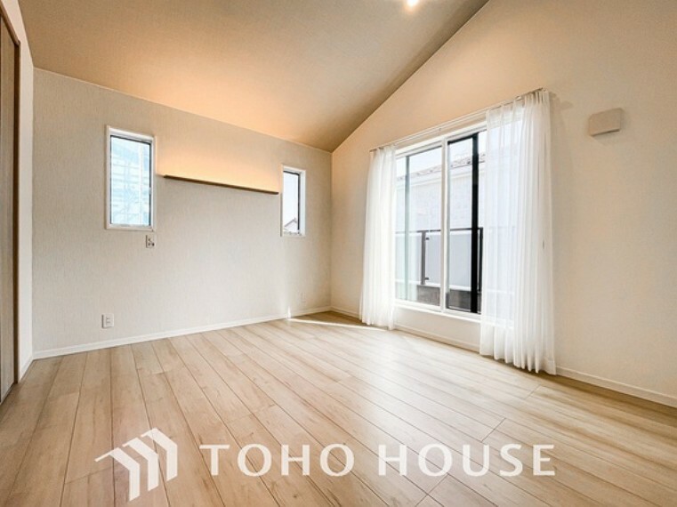 洋室 清潔感あるホワイトの壁紙と温もり溢れるカラーの床材が見事に調和した本邸宅。