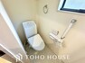 トイレ ホワイトで統一された清潔感ある空間は手洗い一体型のトイレ設備です。