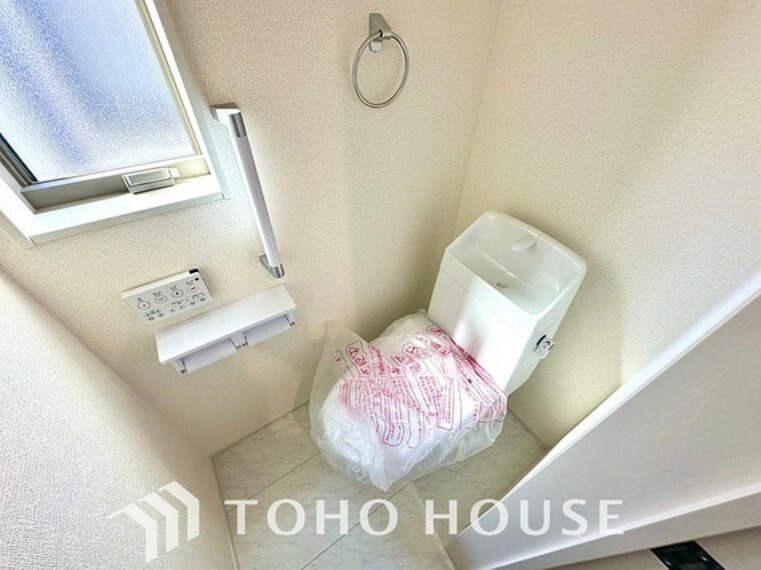 トイレ ホワイトで統一された清潔感ある空間は手洗い一体型のトイレ設備です。