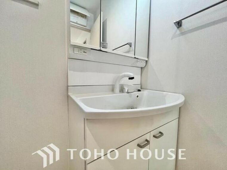 洗面化粧台 お家の中でも特にプライベートスペースとなる洗面所は、洗濯場所と浴室を同じ空間でまとめております。