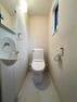 トイレ 使用頻度が高い1階トイレには手洗い器や壁面収納があります。トイレットペーパーや日用品の収納に大変便利です