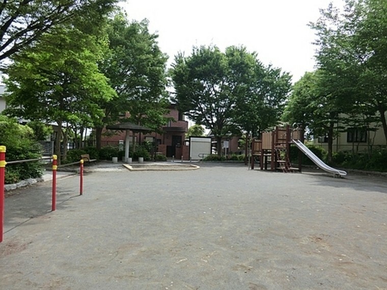 公園 さちが丘蔵屋敷公園 小さなお子さんに遊びやすい公園です。滑り台など遊具が設置されています。