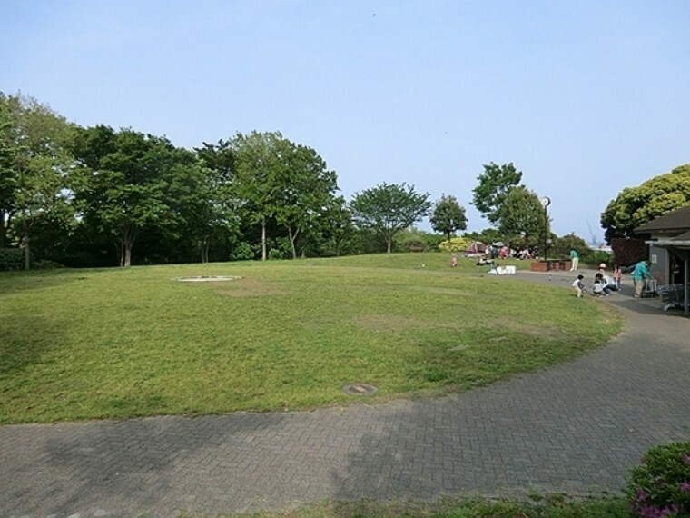 公園 本牧山頂公園 山手駅の東の高台に広がる広大な敷地の公園です。ドッグランやバーベキュー設備もあり休日は多くの人で賑わっています。