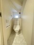 トイレ 階段下スペースを有効活用した1階トイレ。　 無駄なスペースがなく住空間を広くとっている間取りです。 手摺や収納もあります