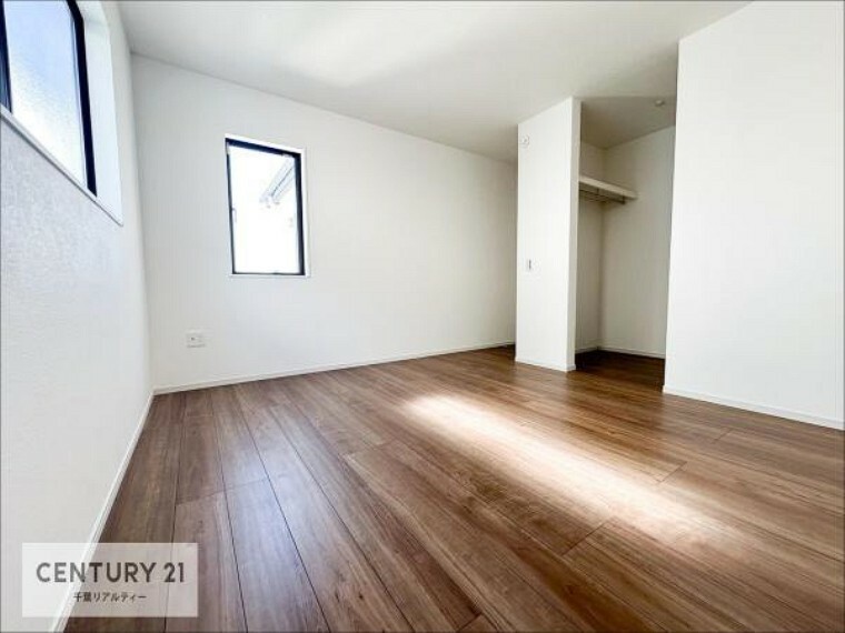 洋室 明るく風通しの良い居室です。「シンプル」にデザインされた室内。自由度が高いので家具やレイアウトでお好みの空間を創り上げられます。是非一度、現地にてご確認ください。