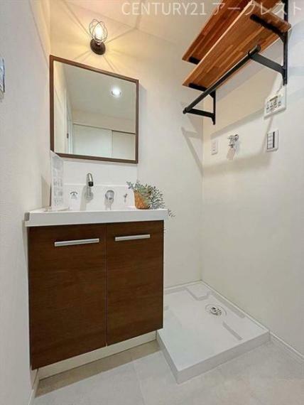 ～Wash room～開放感・清潔感のある洗面所の様子です。白を基調とした室内は家具の配色のイメージをつきやすくしてくれます。