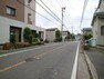 眺望 前面道路の様子です。国道の裏手、静かな旧国道沿いに位置するゆったりとした環境です。