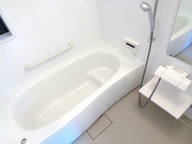 浴室 浴室は広々1坪タイプ、お子様との入浴でも、ゆったり入浴可能です。