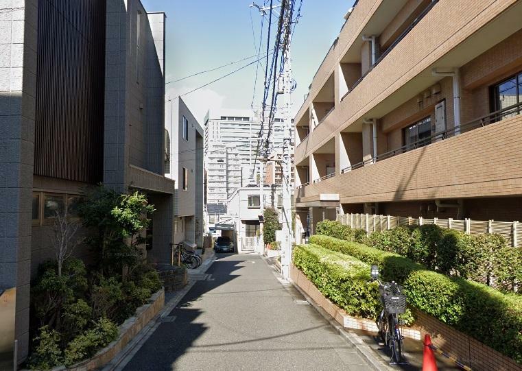 靖国通りや新宿通りから入った落ち着いた住宅街に立地します。
