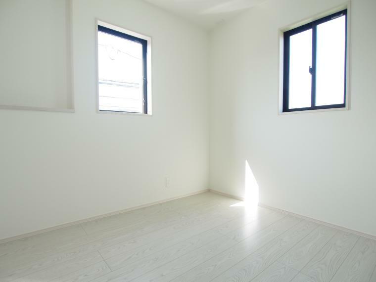 2F洋室には収納スペースが各居室1つ以上はあり、楽々収納できます（^^）/