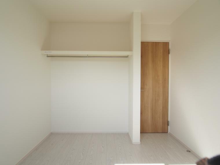 2F洋室には収納スペースが各居室1つ以上はあり、楽々収納できます（^^）/