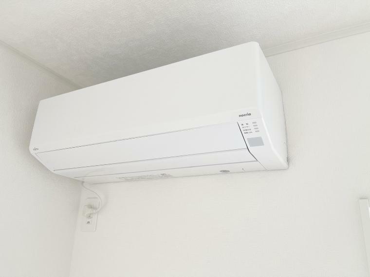 冷暖房・空調設備 引っ越したその日から快適に過ごして欲しいから。リビング内にエアコンを設置しました！