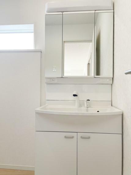 洗面台は三面鏡なので、ヘアセットにも便利ですね！鏡裏はご家族分の歯ブラシやスタイリング剤の収納に便利です。