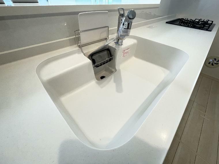 キッチン 浄水器内臓シャワー混合栓なので場所取らずのスッキリとしたスタイルです。