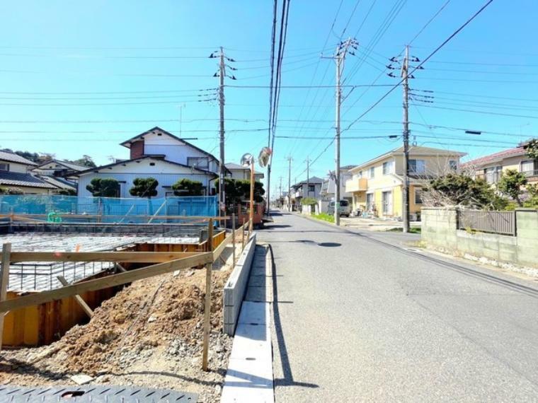 現況写真 ～十分な広さのある前面道路～ ・前面道路は約6mございますので、お車でのすれ違いも楽々で余計なストレスがかかりません。 ・日々お車での移動が多い方には大切なポイントですね。