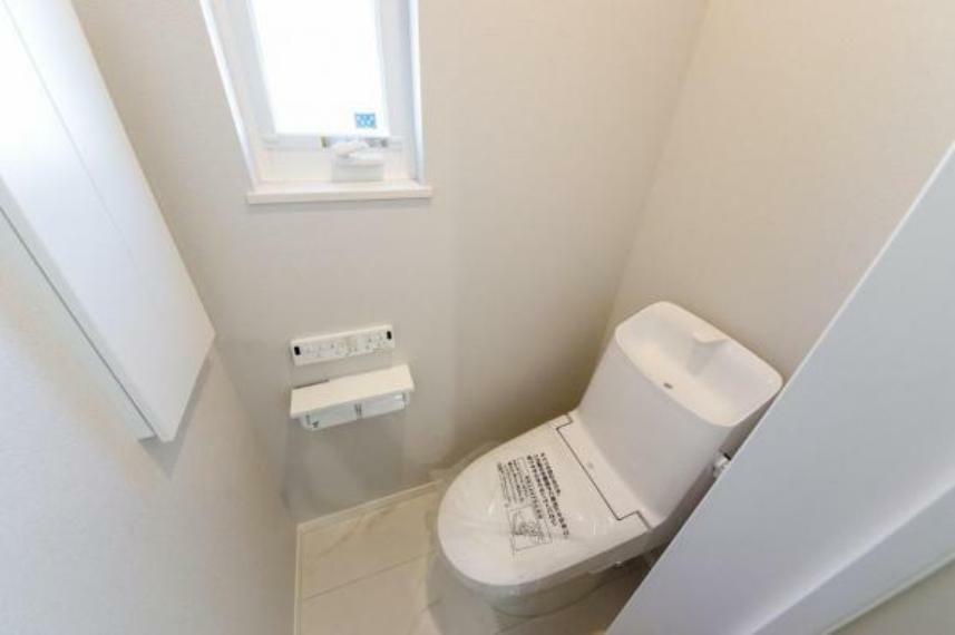 トイレ 多彩な機能が備わり簡単に操作できる便利な壁リモコンタイプ！ウォシュレット横にリモコンがないため、すっきりした外観。リモコンも汚れにくいのも嬉しいポイントです！