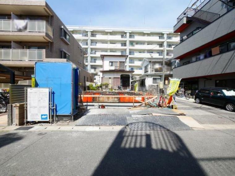 【陽光射し込む住宅】 <BR/>南側の道路に面した開放的な住宅です。R6年4月撮影