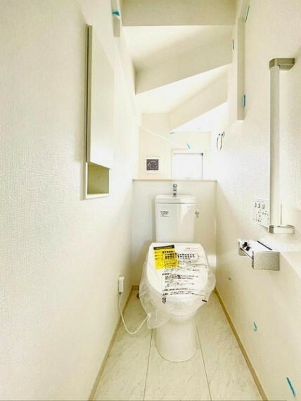 トイレ 【トイレ】毎日使うからこそ汚れにくくお手入れもしやすい設計の洗浄便座。 ※トイレは2階にもあります