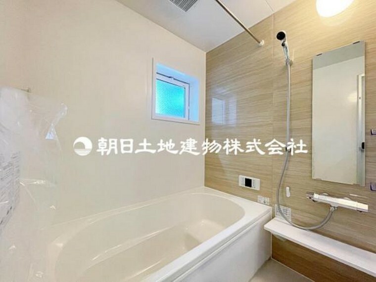 浴室 モダンな浴室が、くつろぎと清潔感を同時に提供します。