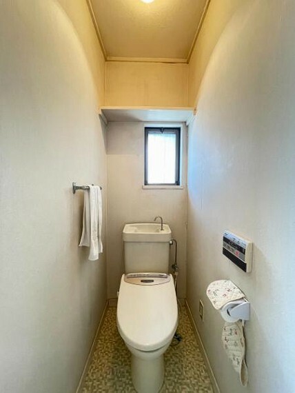 トイレ シンプルなデザインのトイレ。飾り付けも楽しめます