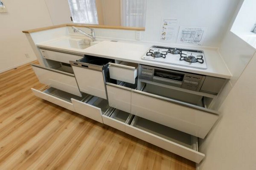 キッチン スライドタイプの収納は調理器具もたっぷり入ります