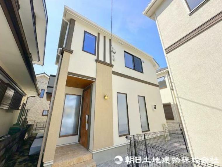 現況外観写真 デザイナーズ分譲住宅!!心地よい色合い、寛ぎの空間がここにあります!!