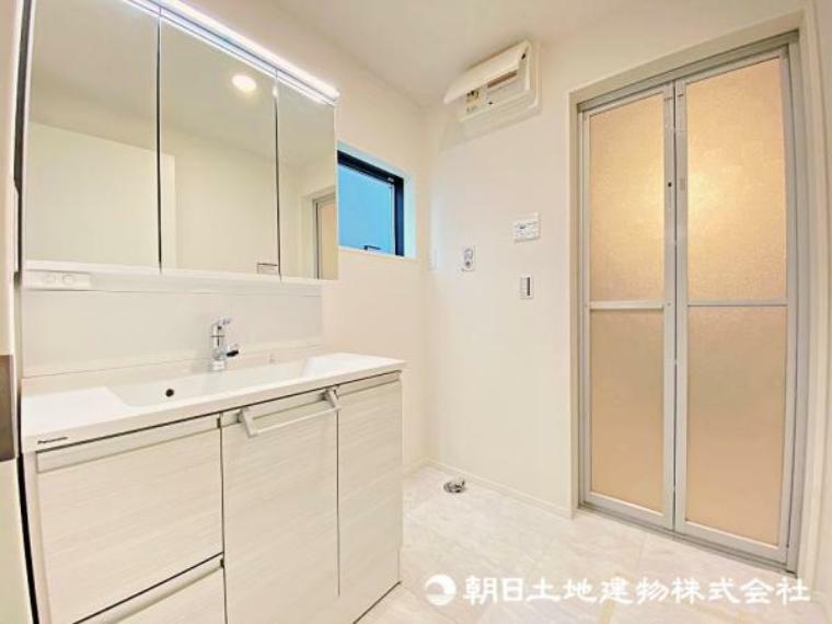 洗面化粧台 大型シャンプードレッサー採用の洗面室。白でまとめられた清潔感のある快適な空間です！