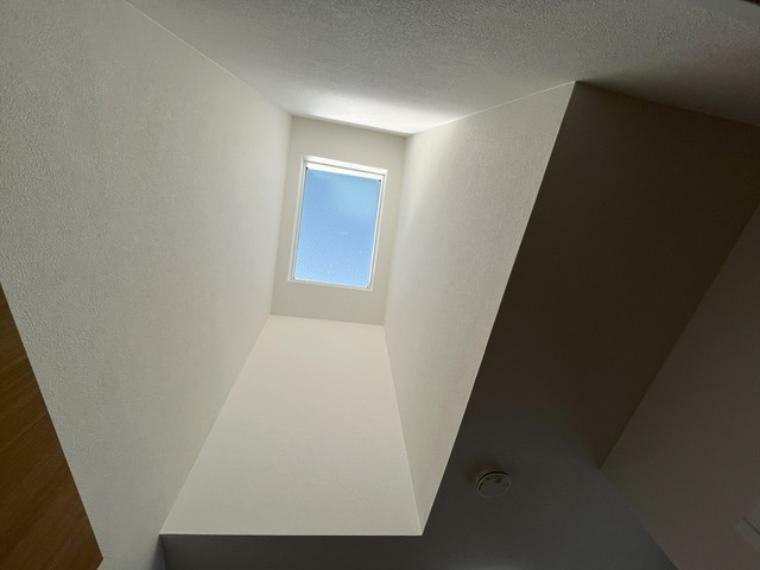 構造・工法・仕様 天窓は空に向かって開かれるので、視線を気にすることなく光や風を取込むことができます＾＾プライバシーが気になる空間でも明るさや開放感を感じられます＾＾