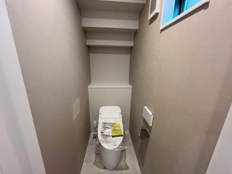 ウォシュレット付トイレです。1階2階の2ヶ所にトイレがあるので、忙しい朝にもゆとりができますね。温水洗浄便座リモコン付き。