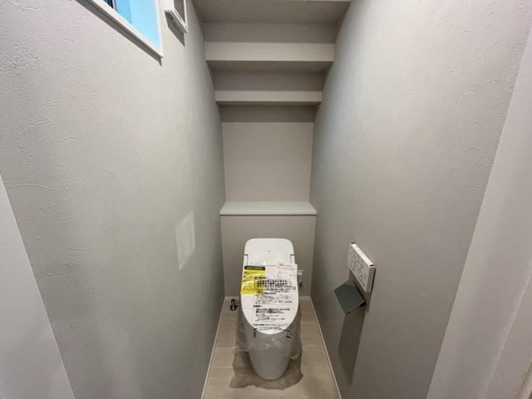 トイレ ウォシュレット付トイレです。1階2階の2ヶ所にトイレがあるので、忙しい朝にもゆとりができますね。温水洗浄便座リモコン付き。