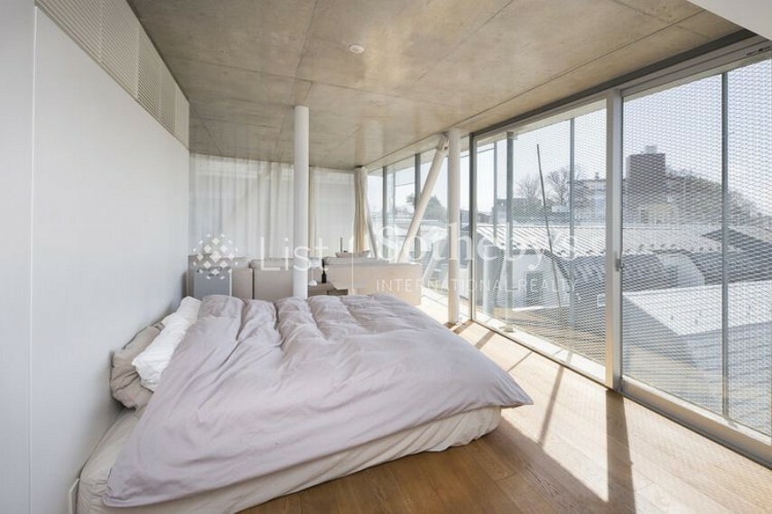 寝室 大きな窓からの自然の光で心地よい目覚めを得られる寝室です