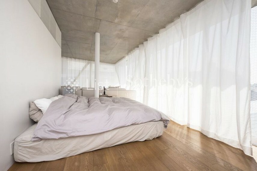 寝室 大きな窓からの自然の光で心地よい目覚めを得られる寝室です