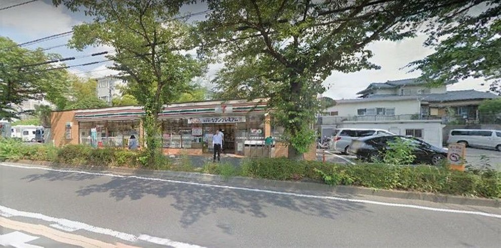 コンビニ セブンイレブン横浜若葉台団地店 徒歩3分。