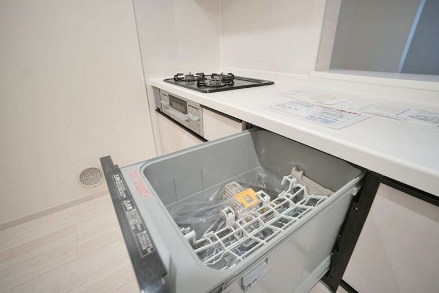キッチン 食洗機があると、食器洗いの時間を休憩や他の家事に当てることができますね。新生活が楽しみです！
