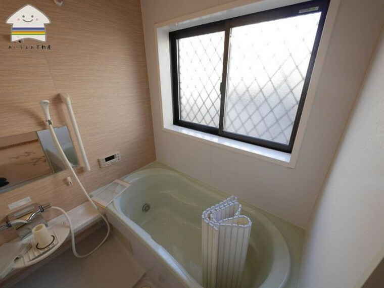 【浴室乾燥機付】お風呂は1坪のユニットバスです。浴室暖房と浴室乾燥がついており、寒い日も暖かく入れ、梅雨の日の洗濯物の乾燥もできちゃいます