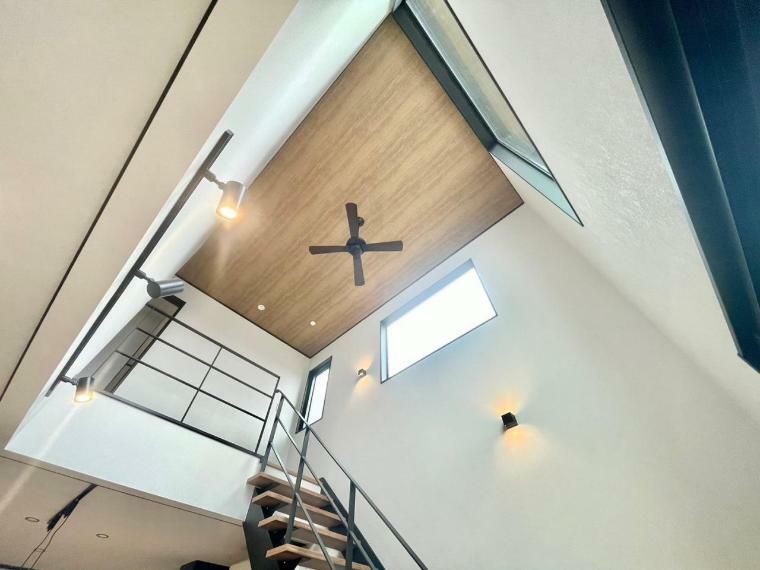 居間・リビング LDKは吹き抜けとスケルトンの階段が開放感を演出。