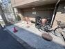 駐輪場 こちらは駐輪スペースのご紹介です。部屋数が多くファミ-での入居にもピッタリな物件です。大阪市此花区周辺は平地につき自転車での移動もお勧めの地域です。