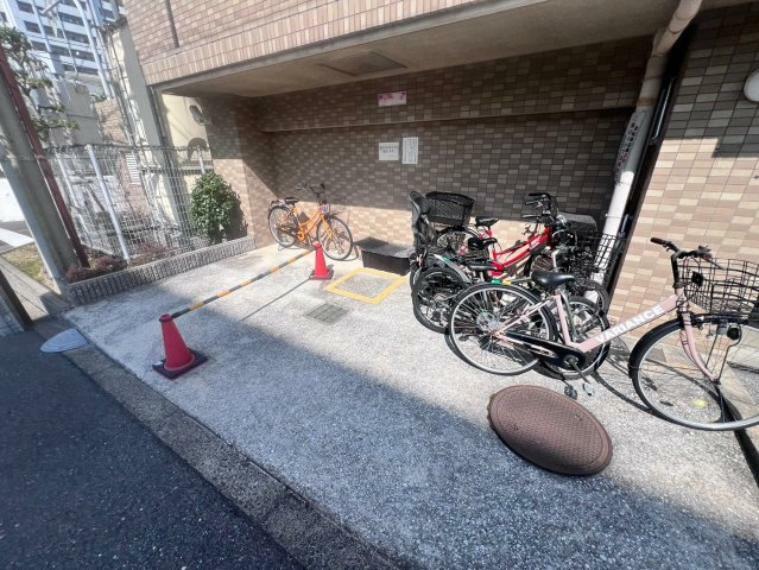 こちらは駐輪スペースのご紹介です。部屋数が多くファミ-での入居にもピッタリな物件です。大阪市此花区周辺は平地につき自転車での移動もお勧めの地域です。