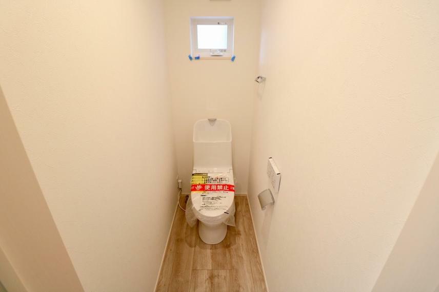 トイレ 現地（2024年3月）撮影 自然光が差し込む窓付きトイレで、清潔感あふれる空間を演出。快適なトイレタイムを過ごせます。