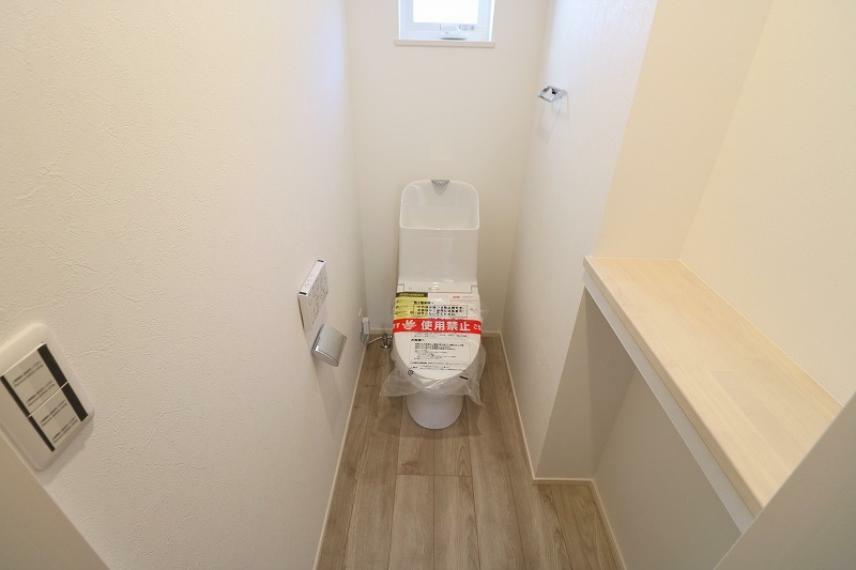 トイレ 現地（2024年3月）撮影 トイレ内に便利なカウンタースペースがあり、雑貨屋タオル等、必要なものを手軽に収納できます。