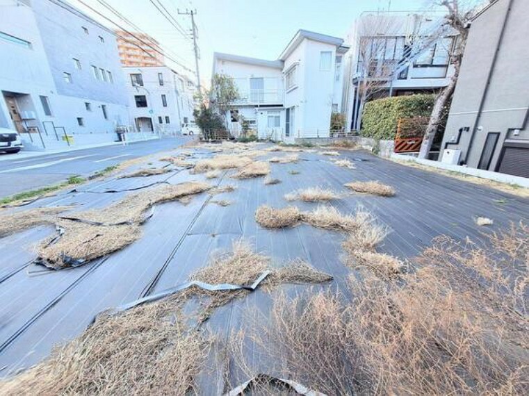 現況写真 周辺は、低層住宅が建ち並ぶ閑静な住宅街です。子育て世帯にもおすすめの立地です。