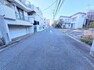 現況写真 前面道路は幅員6m以上の広さが確保され、車のすれ違いもスムーズ。徒歩や自転車の移動時も安心です。