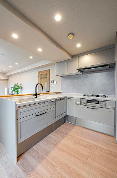作業スペースが広く取れるL型キッチン。食洗機付きで家事の時短も可能です。
