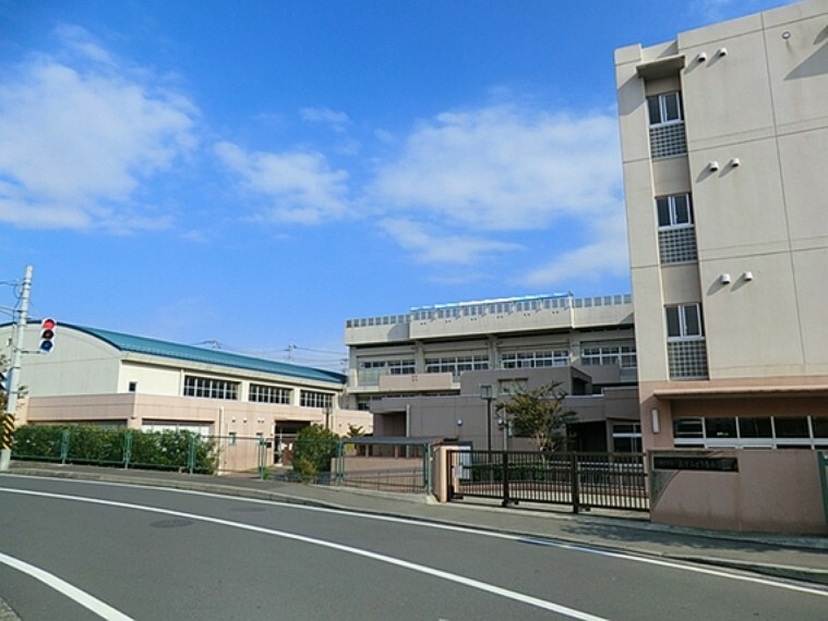 小学校 横浜市立山下みどり台小学校　距離約140m