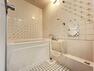 浴室 白を基調としたシンプルながらも清潔感溢れるデザインです。毎日のバスタイムを癒やしの時間に