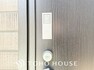 防犯設備 ICチップを用いたカードキー等で玄関扉の施錠＆解錠が出来る設備。最近は鍵穴の無いドアも増えてます。
